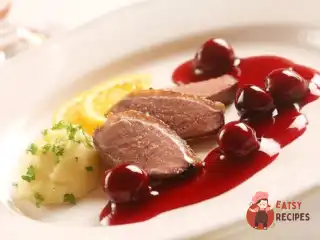 Вишневий соус до качки з бренді та горіхами пекан