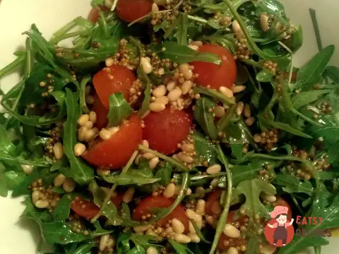 Салат з руколою, гірчичною заправкою та кедровими горішками