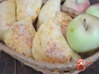 Яблучні пиріжки із сирного тіста