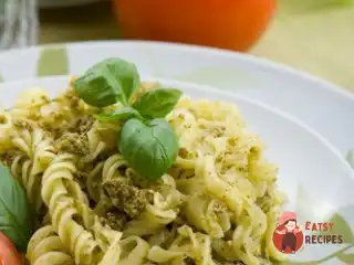 Літній салат з пастою, песто та помідорами.