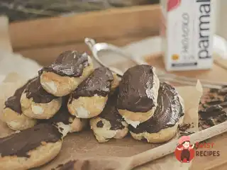 Еклери з шоколадною глазур'ю