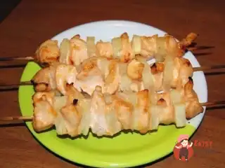 Курячі шашлички з ананасами в духовці