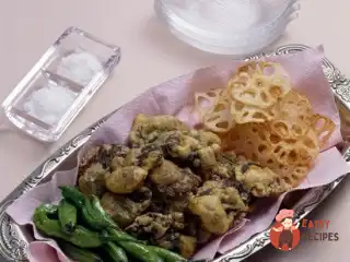 Золотисті гриби в клярі із зеленою цибулею