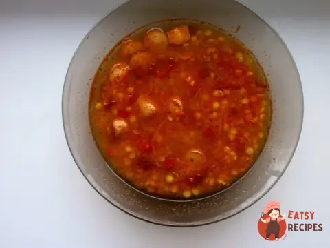 Пряний сочевий суп з копченими сосисками