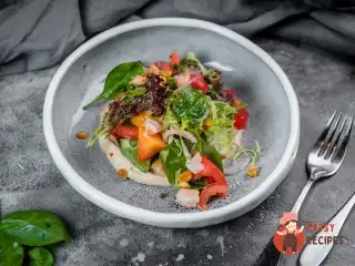 Креветки з папаєю, кавуном та кремом з арахісу