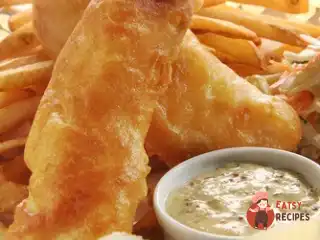 Золотисті рибні палички з морської мови з соусом тартар