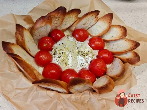 Гаряча закуска з камамбером і помідорами черрі