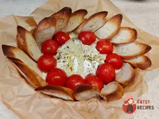 Гаряча закуска з камамбером і помідорами черрі