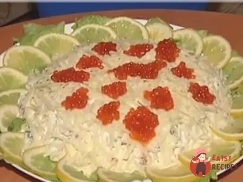 Листковий салат з рибою та помідорами