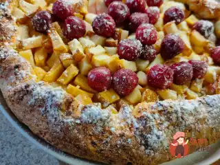 Творожна галета з грушою та вишнею