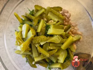 Крок 8: Буряковий салат із квасолею та солоними огірками