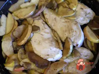 Куряче філе в яблучно-бальзамічному соусі