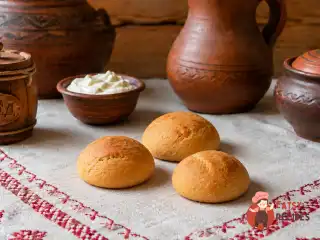 Колобки з кукурудзяного борошна з медом та горіхами