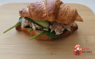 Круасан з тунцем та огірком