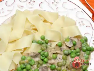 Спагетті з горошком та білими грибами