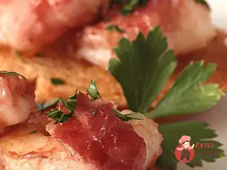 Мариновані креветки в беконі