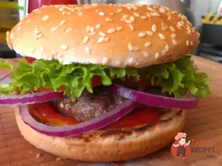 Гамбургер з яловичини з соусом з меду та чилі