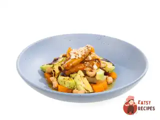 Корисний салат з авокадо, батату та болгарського перцю