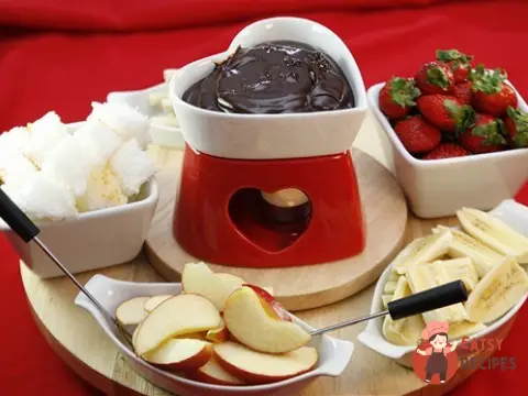 Шоколадне фондю з кокосовими вершками