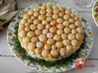 Листковий салат з грибами, м'ясом та плавленими сирками