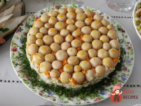 Листковий салат з грибами, м'ясом та плавленими сирками