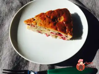 Шарлотка з антонівкою та брусницею без глютена