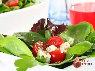 Легкий італійський салат з томатів, червоної цибулі та козячого сиру