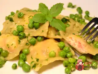 Равіолі з малосольним лососем та сирним сиром.