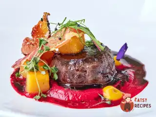 Оленина з буряковим мусом та терпким соусом із чорної смородини