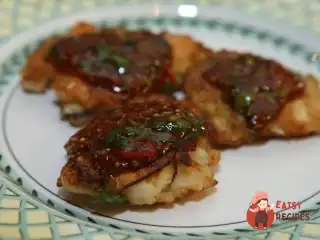 Оладки з креветками та соусом