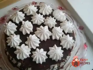 Швидкий горіховий торт з повітряним кремом