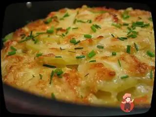 Листкова картопля, запечена під блакитним сиром