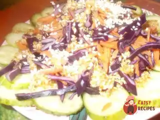 Салат з червоної капусти та огірка з кунжутною заправкою