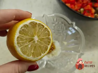 Крок 13: Салат з куркою, печеними баклажанами, перцем та рукколою