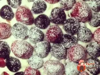 Торт із печива з маскарпоне та ягодами.