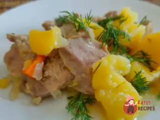 Індичка, тушкована з картоплею та морквою