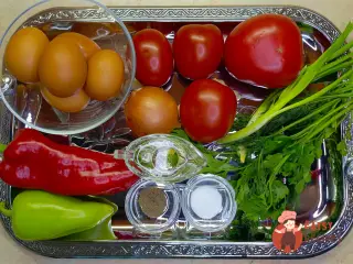 Крок 1: Яєчня з помідорами