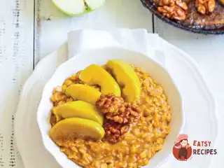 Пряна каша з карамелізованим яблуком та волоським горіхом