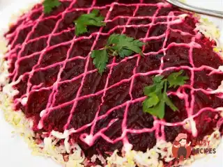 Оселедець під шубою з горіхами