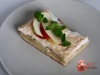 Яблучний пиріг з безе та ваніліном