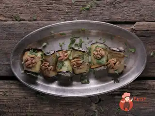 Рулетики з баклажанів з горіхами