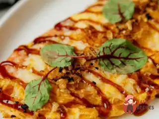 Сирний омлет з пепероні та м'яким сиром