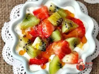 Йогуртовий десерт із фруктами