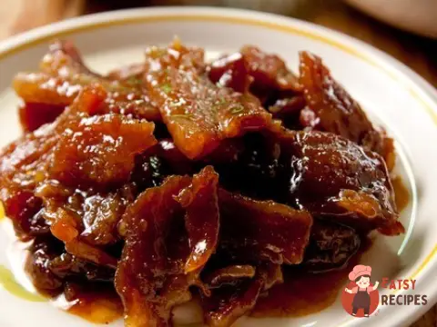 Schmaltz and Gribenes (хрусткі шматочки курячої шкіри зі смаженою цибулею)