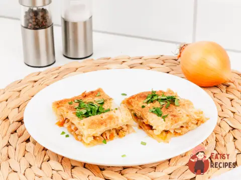 Листковий пиріг з капустою та куркою