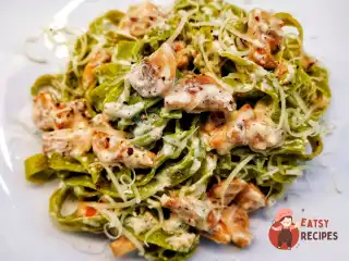 Тальятелле зі шпинатом і печерицями