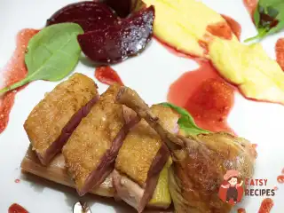 Качка з ревенем, печеним буряком та картопляним пюре