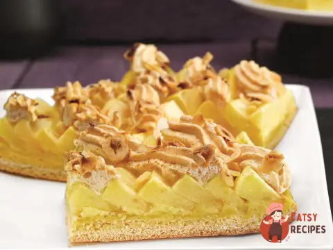 Яблучний пиріг з безе і з корицею