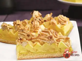 Яблучний пиріг з безе і з корицею