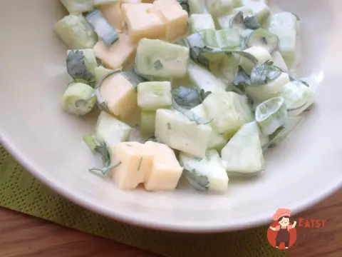 Огірковий салат з яйцем, редисом, зеленою цибулею та сиром
